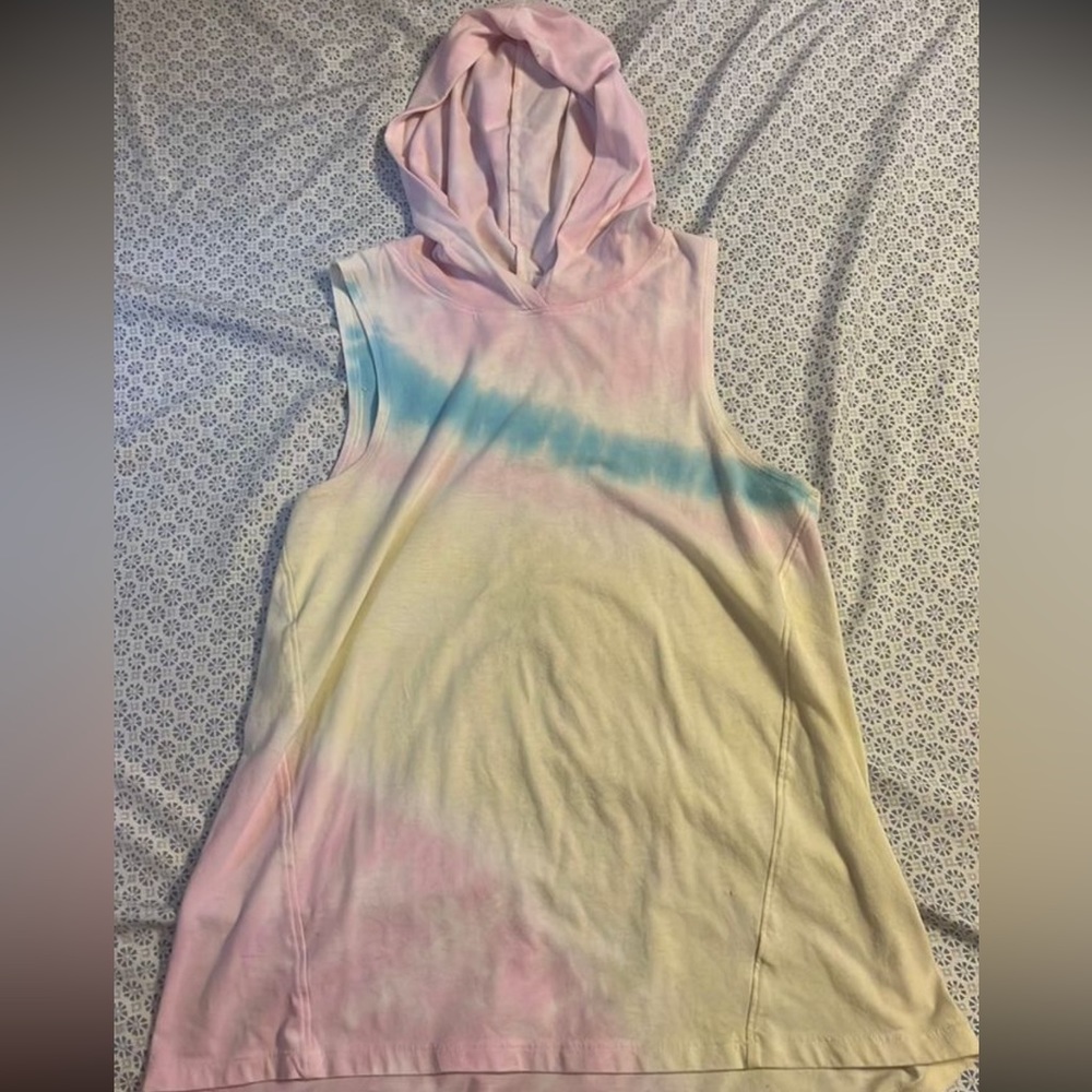 Kohl’s brand tank top with hood. In great condition light weight material.